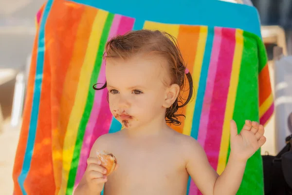 Baby Eet Een Donut Het Strand Let Ondiepe Velddiepte — Stockfoto