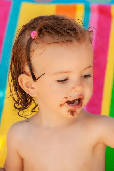 Bambino Mangiare Una Ciambella Con Cioccolato Sulla Spiaggia Nota Profondità — Foto Stock