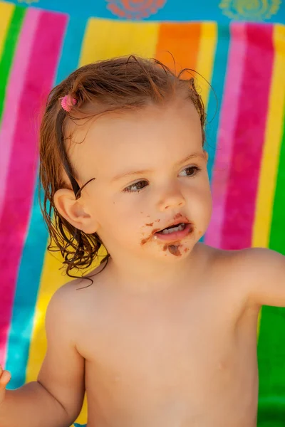 Bambino Mangiare Una Ciambella Con Cioccolato Sulla Spiaggia Nota Profondità — Foto Stock