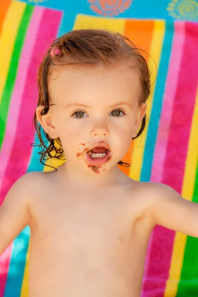 Bambino Mangiare Una Ciambella Con Cioccolato Sulla Spiaggia Nota Profondità — Foto Stock
