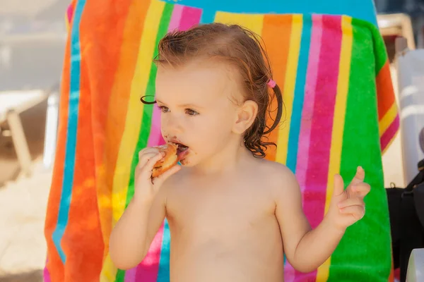 Baby Isst Einen Donut Strand Beachten Sie Die Geringe Schärfentiefe lizenzfreie Stockfotos