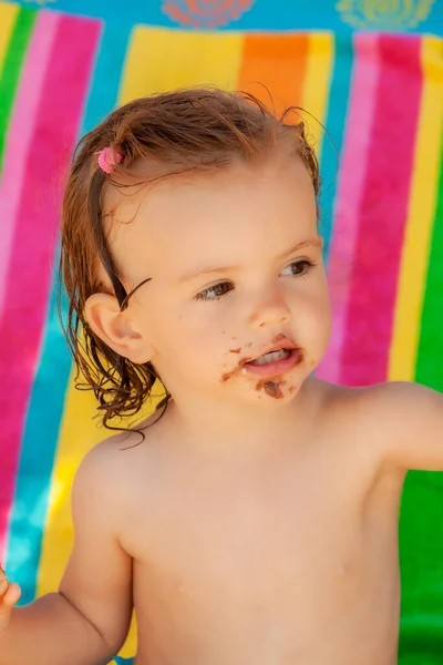 Baby Isst Einen Donut Mit Schokolade Strand Beachten Sie Die Stockbild