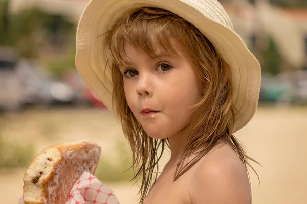 Meisje Eet Een Donut Het Strand — Stockfoto