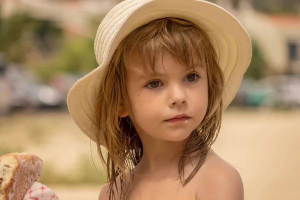 Meisje Eet Een Donut Het Strand — Stockfoto