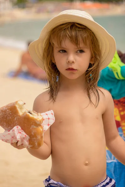 Meisje Eet Een Donut Het Strand — Stockfoto