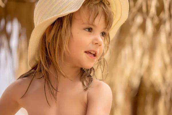 Una Niña Con Sombrero Playa — Foto de Stock