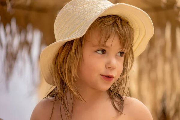 Een Klein Meisje Met Een Hoed Het Strand — Stockfoto