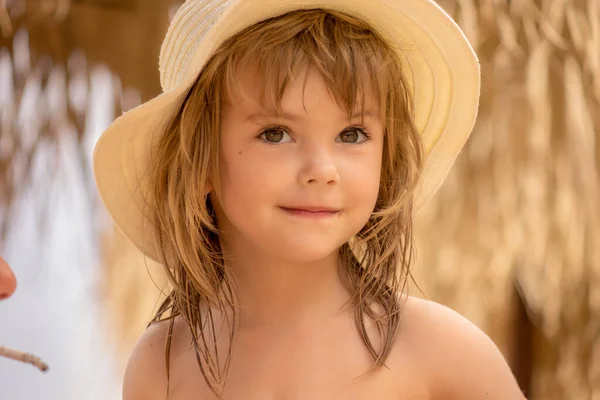 Een Klein Meisje Met Een Hoed Het Strand — Stockfoto