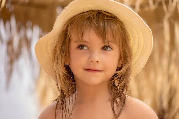 Een Klein Meisje Met Een Hoed Het Strand — Stockfoto