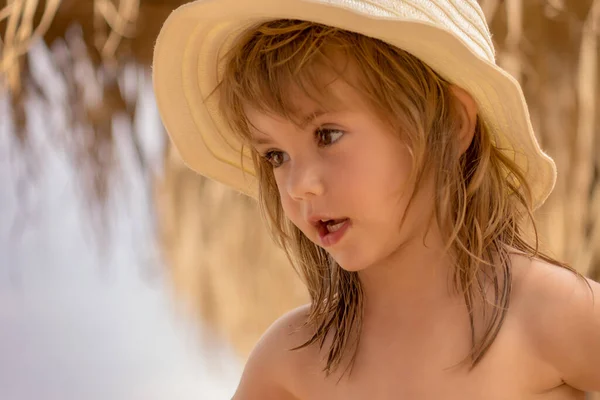 Una Niña Con Sombrero Playa — Foto de Stock