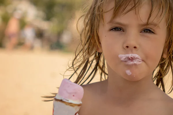 Bambino Mangia Gelato Nel Mais Sulla Spiaggia — Foto Stock