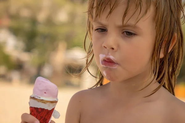 Bambino Mangia Gelato Nel Mais Sulla Spiaggia — Foto Stock