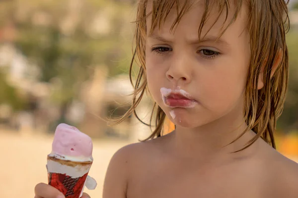 Bambino Mangia Gelato Nel Mais Sulla Spiaggia — Foto Stock