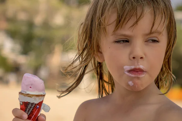 Bambino Mangia Gelato Nel Mais Sulla Spiaggia — Foto Stock