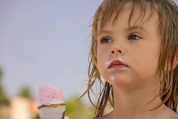 Bambino Mangia Gelato Nel Mais Sulla Spiaggia — Foto Stock