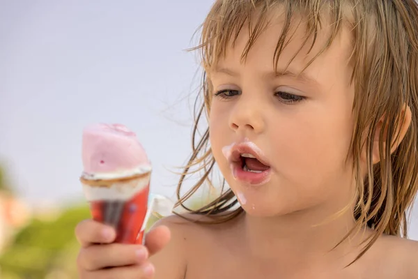 Bambino Mangia Gelato Nel Mais Sulla Spiaggia — Foto Stock