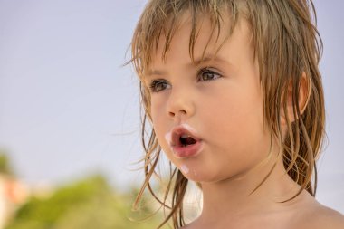 Dondurmayla kirlenmiş küçük bir kızın yüzü