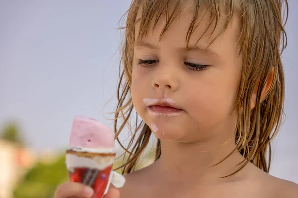 Child Eats Ice Cream Corn Beach — Stock Photo, Image