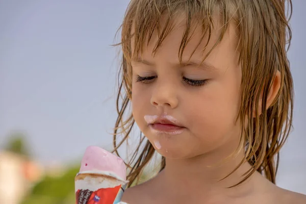 Bambino Mangia Gelato Nel Mais Sulla Spiaggia — Foto Stock