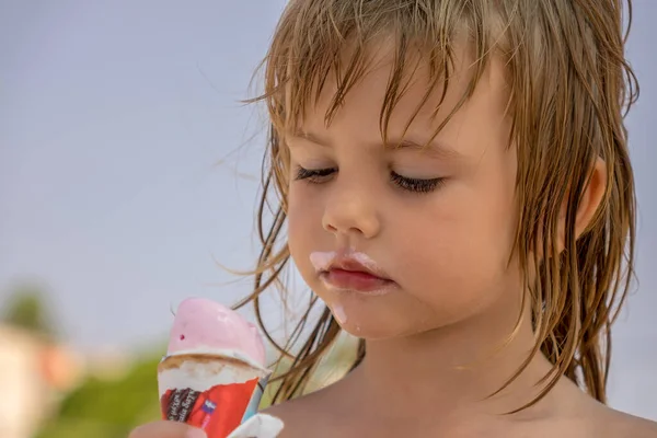 Child Eats Ice Cream Corn Beach — Stock Photo, Image