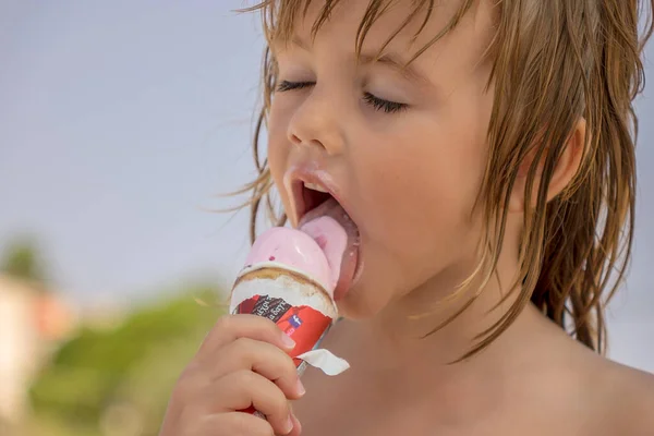 Child Eats Ice Cream Corn Beach — Stock Photo, Image