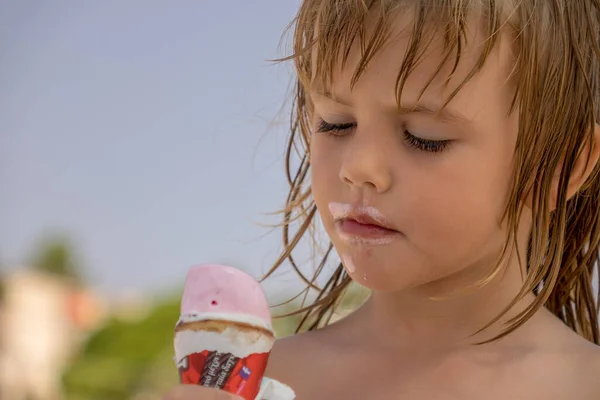 Child Eats Ice Cream Corn Beach — Stock Photo, Image