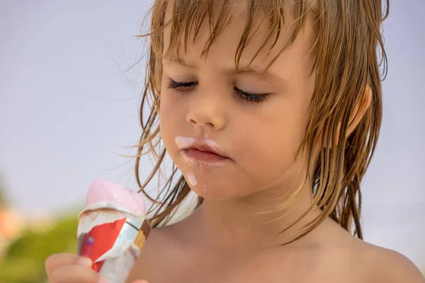 Bambino Mangia Gelato Nel Mais Sulla Spiaggia — Foto Stock