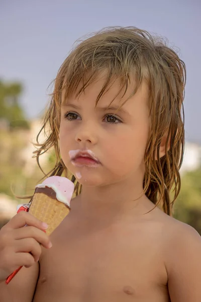 Bambino Mangia Gelato Nel Mais Sulla Spiaggia — Foto Stock