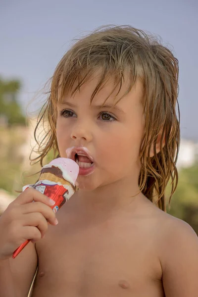 Bambino Mangia Gelato Nel Mais Sulla Spiaggia — Foto Stock