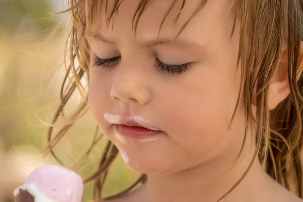 Face Little Girl Dirty Ice Cream — Stock Photo, Image