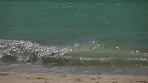 強い風が吹いて 青い緑の地中海の波 スローモーション — ストック動画