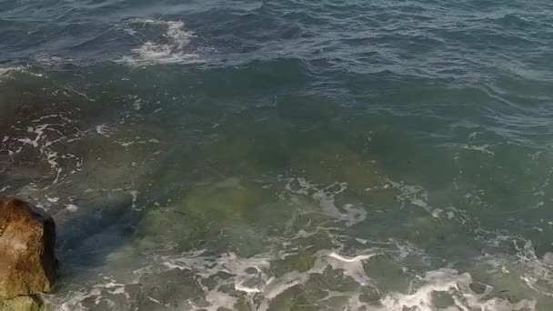 强烈的风力和海浪在蓝绿色的地中海上缓慢地移动 — 图库视频影像