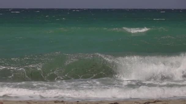Viento Fuerte Soplando Olas Mar Mediterráneo Azul Verde Cámara Lenta — Vídeos de Stock