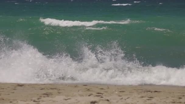 Güçlü Rüzgar Esiyor Dalgalar Mavi Yeşil Akdeniz Yavaş Çekim — Stok video