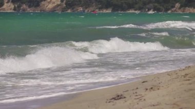 Güçlü rüzgar esiyor ve dalgalar mavi-yeşil Akdeniz 'de, yavaş çekim
