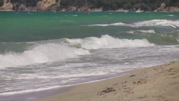 強い風が吹いて 青い緑の地中海の波 スローモーション — ストック動画