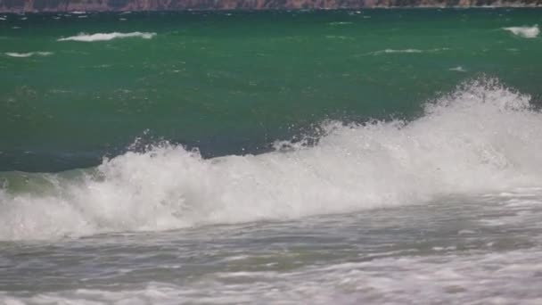 Viento Fuerte Soplando Olas Mar Mediterráneo Azul Verde Cámara Lenta — Vídeos de Stock