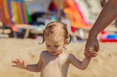 Yazın plajdaki çocuk, derin tarlanın derinliğine dikkat et.