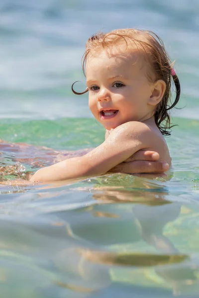 Ein Kind Lernt Meer Schwimmen Beachte Die Geringe Schärfentiefe — Stockfoto