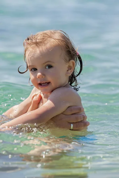 Ein Kind Lernt Meer Schwimmen Beachte Die Geringe Schärfentiefe — Stockfoto