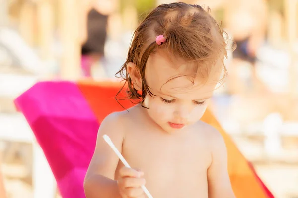 Baby Drinken Water Met Een Rietje Het Strand Nota Ondiepe — Stockfoto