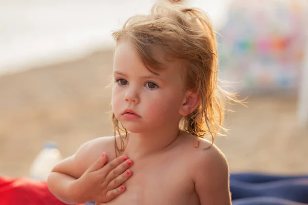 Porträtt Ett Barn Stranden Notera Grunt Skärpedjup — Stockfoto