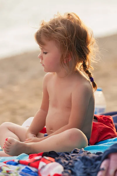 Mädchen Sitzt Auf Einem Handtuch Strand Beachten Sie Die Geringe — Stockfoto
