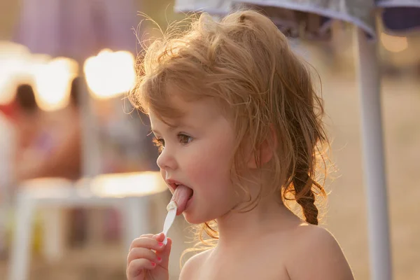 Bambina Che Mangia Gelato Dalla Tazza Sulla Spiaggia — Foto Stock