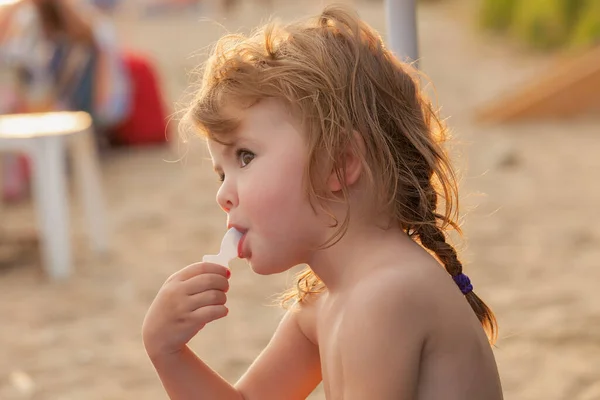 Klein Meisje Het Eten Van Ijs Uit Beker Het Strand — Stockfoto