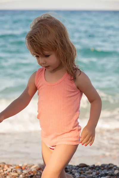 Kleines Mädchen Spaziert Einem Sandstrand Beachten Sie Die Geringe Schärfentiefe — Stockfoto