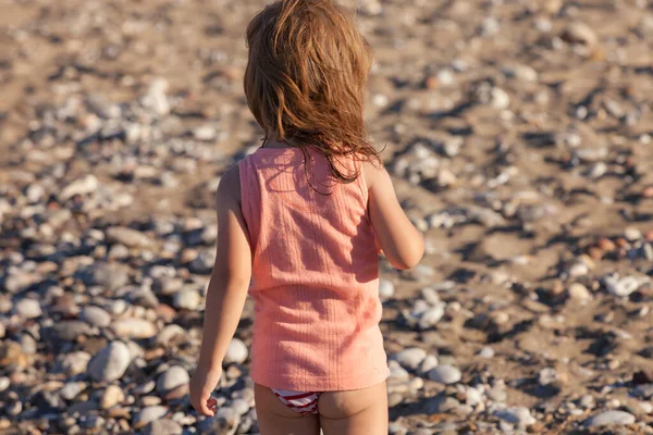 Liten Flicka Promenader Sandstrand Notera Grunt Skärpedjup — Stockfoto