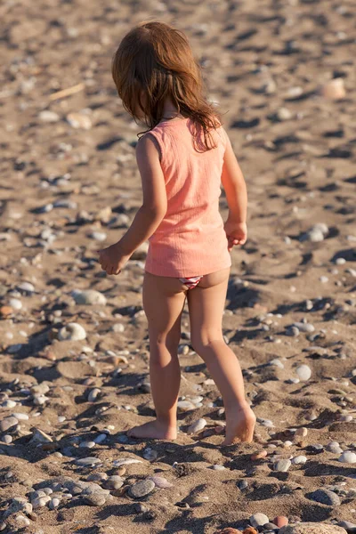 Kleines Mädchen Spaziert Einem Sandstrand Beachten Sie Die Geringe Schärfentiefe Stockfoto