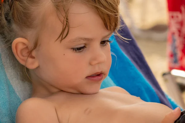 Portret Van Een Kind Blauwe Achtergrond Noot Ondiepe Scherptediepte — Stockfoto