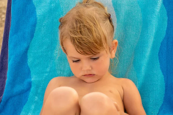 Porträt Eines Kindes Auf Blauem Hintergrund Beachten Sie Die Geringe — Stockfoto